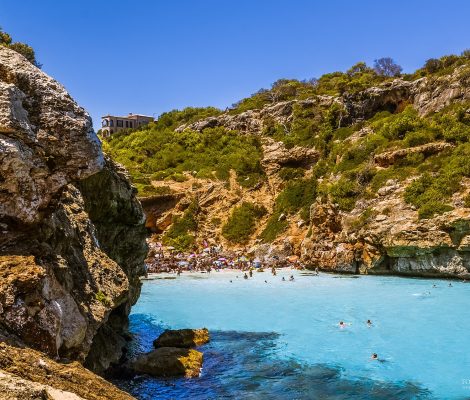 Es Caló des Moro aan de zuidoostkust van Mallorca, turquoise cove tussen kliffen