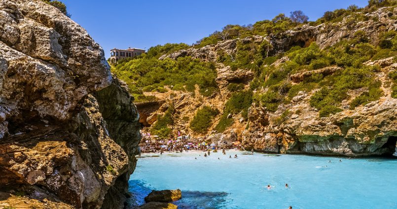 Es Caló des Moro aan de zuidoostkust van Mallorca, turquoise cove tussen kliffen