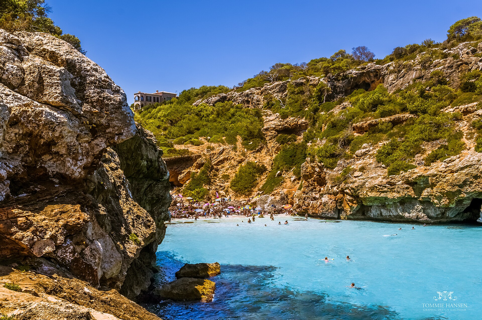 Es Caló des Moro Mallorca: het iconische turquoise strand van Santanyí 1 Het turquoise water van Es Caló des Moro vanaf de kliffen gezien