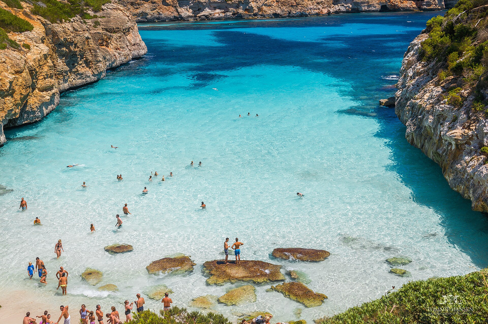 Es Caló des Moro Mallorca: het iconische turquoise strand van Santanyí 2 Het turquoise water van Es Caló des Moro vanaf de kliffen gezien