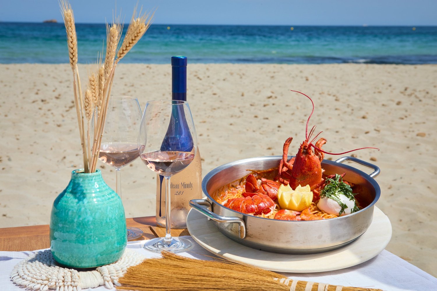 Coco Beach Ibiza: de rustige luxe-beachclub van Playa d'en Bossa 1 Kreeftgerecht en rosé bij Coco Beach
