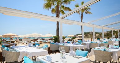 Coco Beach Ibiza: de rustige luxe-beachclub van Playa d'en Bossa 11 Het restaurantterras van Coco Beach met zeezicht