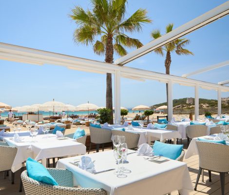 Het restaurantterras van Coco Beach met zeezicht