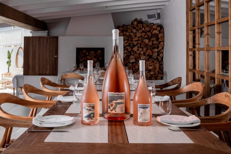 Cotton Beach Club Ibiza: de witte beachclub van Cala Tarida 2 Het restaurantinterieur van Cotton Beach Club