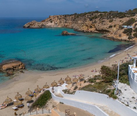 Cotton Beach Club aan Cala Tarida van bovenaf gezien