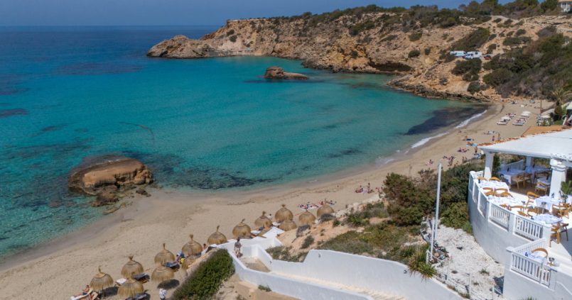 Cotton Beach Club aan Cala Tarida van bovenaf gezien