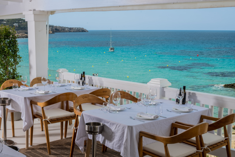 Cotton Beach Club Ibiza: de witte beachclub van Cala Tarida 1 Het restaurantterras van Cotton Beach Club met zeezicht