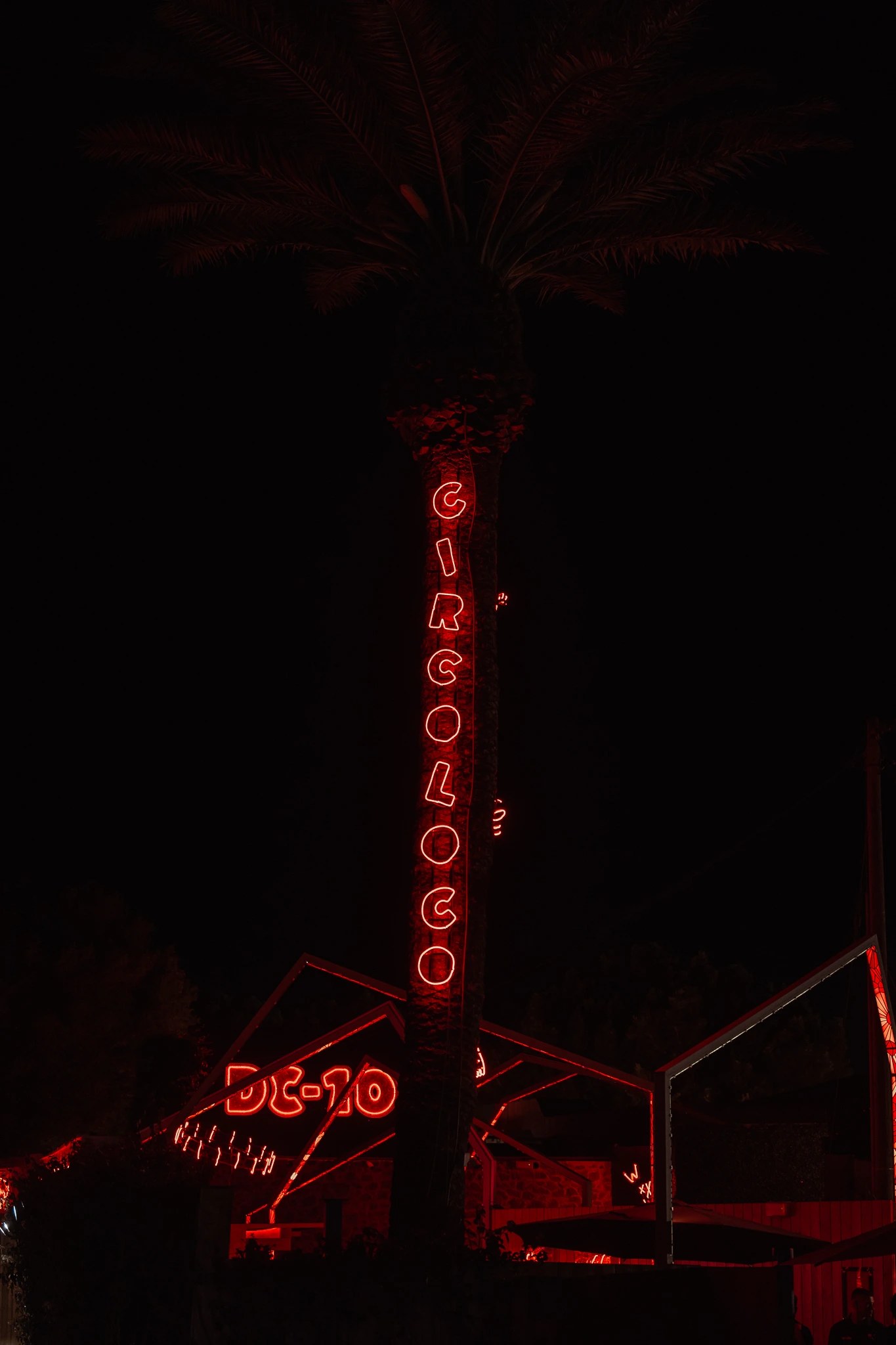 DC10 Ibiza: de underground clubtempel bij het vliegveld 3 De herkenbare toren van DC10, bij de zoutvlaktes van Ses Salines.