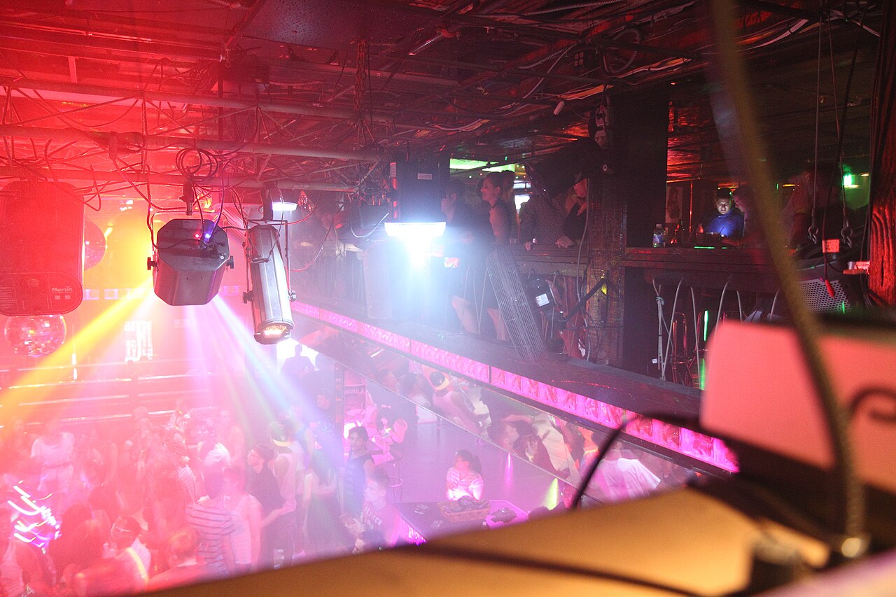Licht en geluid vullen de zaal.