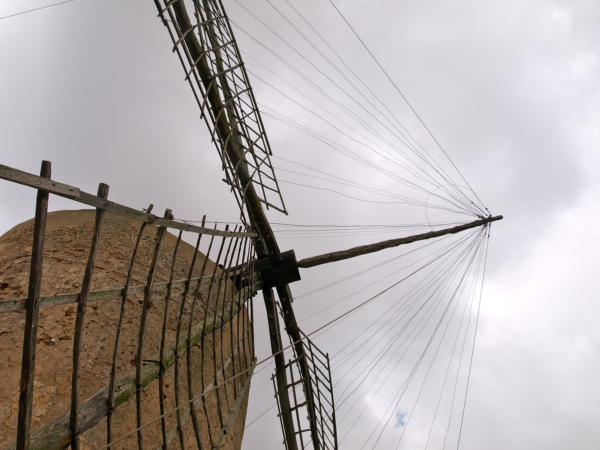 De oude windmolen op het plateau van La Mola