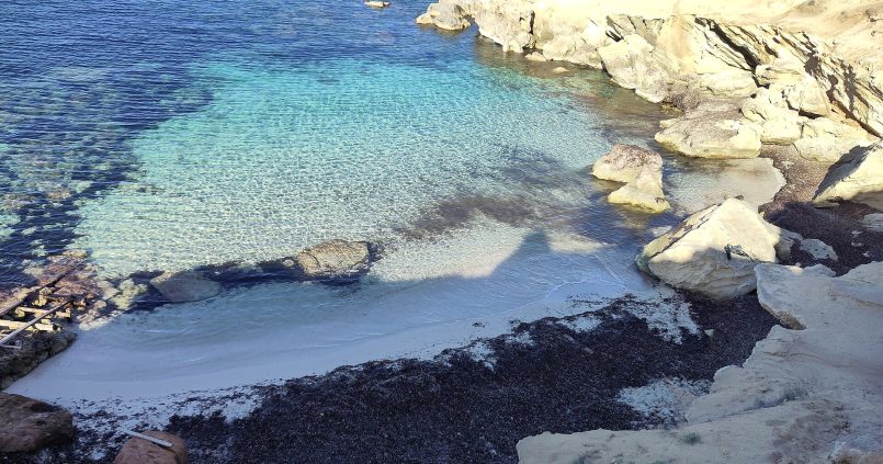 Es Caló des Mort op Formentera, turquoise water in een kleine cove met rotsen