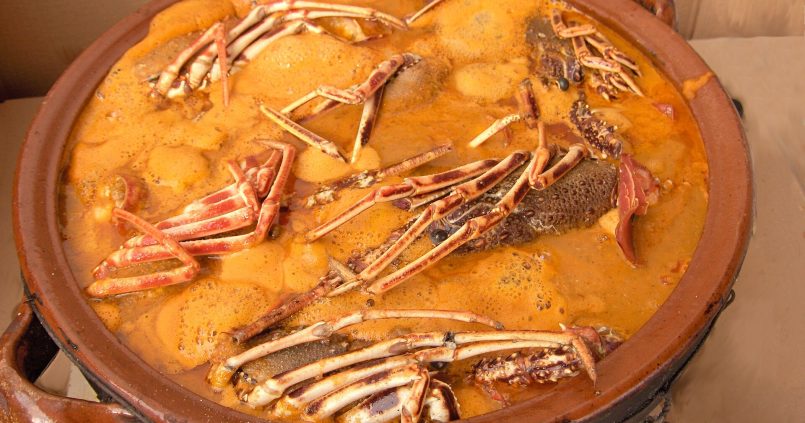 Caldereta de langosta, de Menorcaanse stoofpot met rode langoest, in een aarden pot