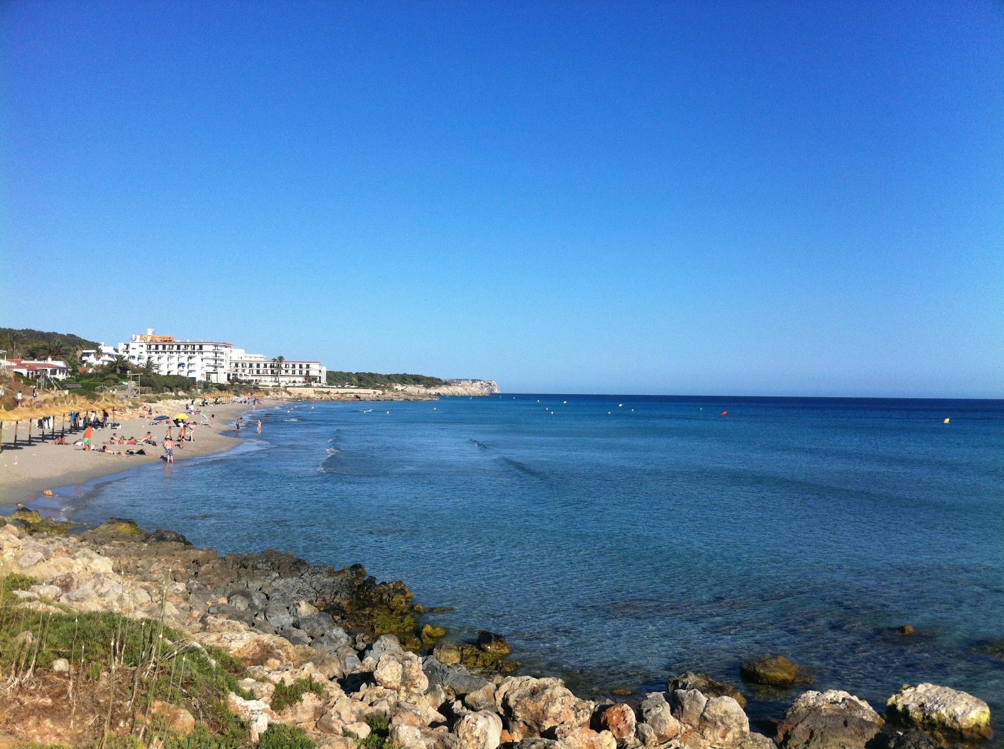 Het strand van Sant Adeodat, een van de zuidstranden waar Es Migjorn Gran de toegangspoort naar is