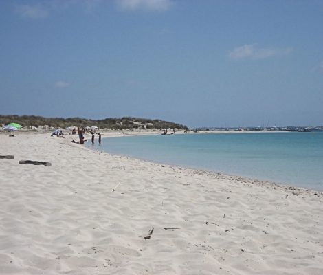 Platja de s'Alga op Espalmador bij Formentera, wit strand met turquoise ankerplaats