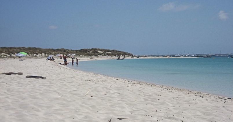 Platja de s'Alga op Espalmador bij Formentera, wit strand met turquoise ankerplaats