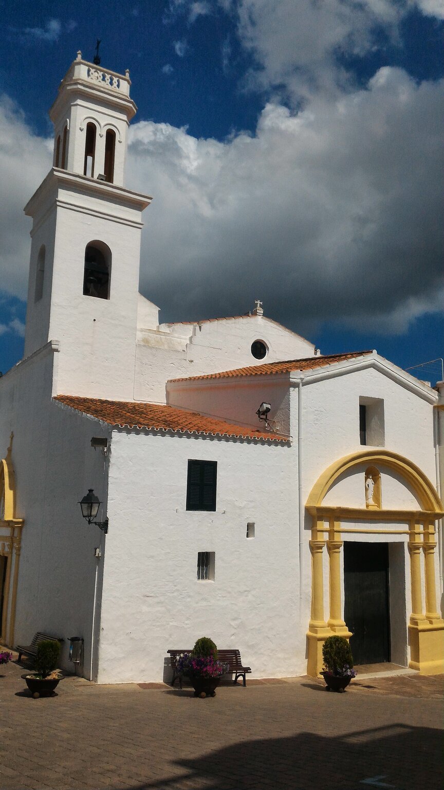 Ferreries Menorca: het hoogste dorp met markt en ambacht 2 De witte parochiekerk Sant Bartomeu in het hart van Ferreries
