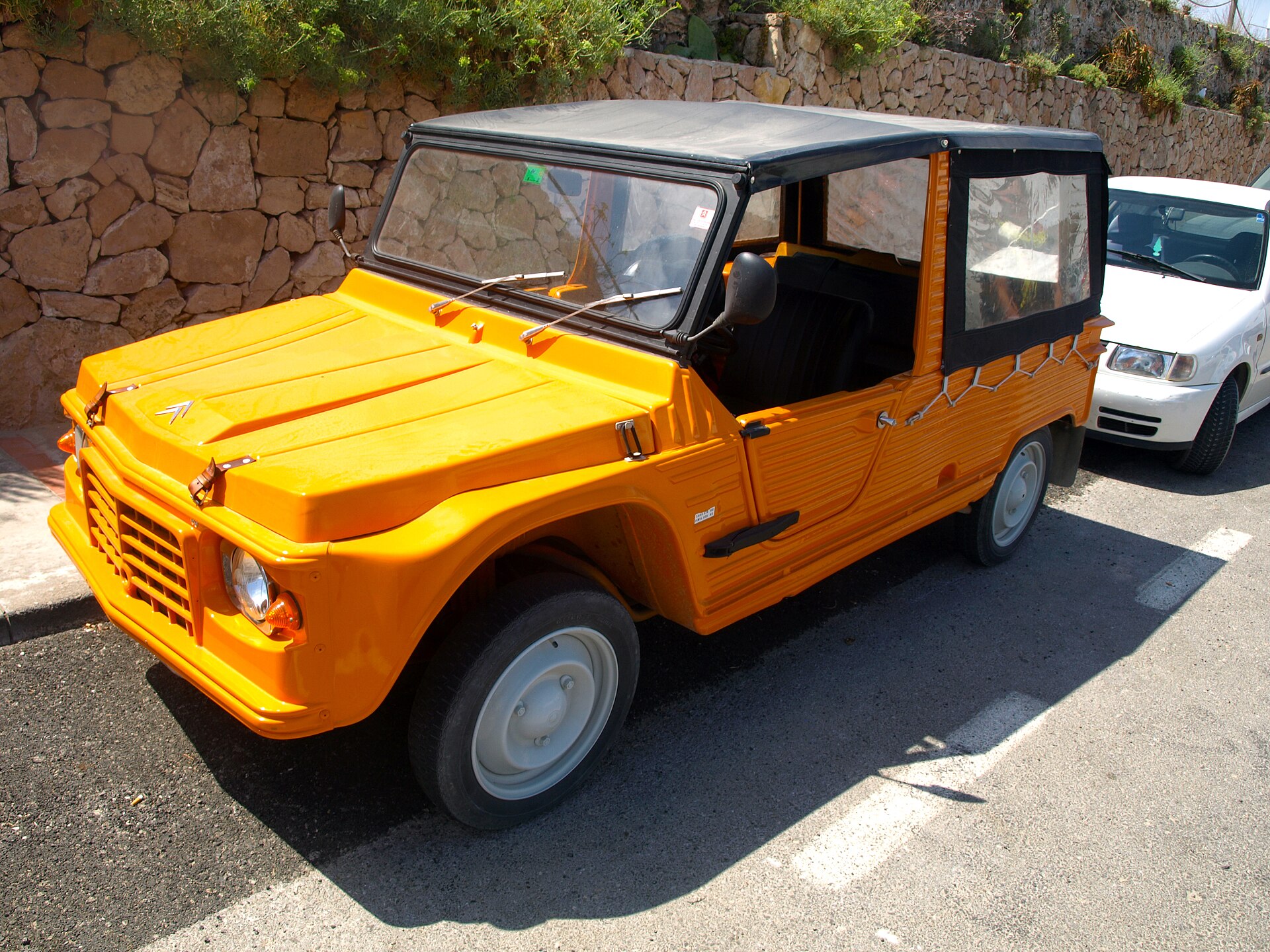 Een klassieke Citroën Méhari, een vertrouwd beeld bij La Savina