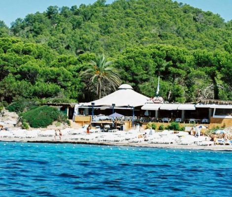Malibu Beach Club aan het strand van Salinas, Ibiza