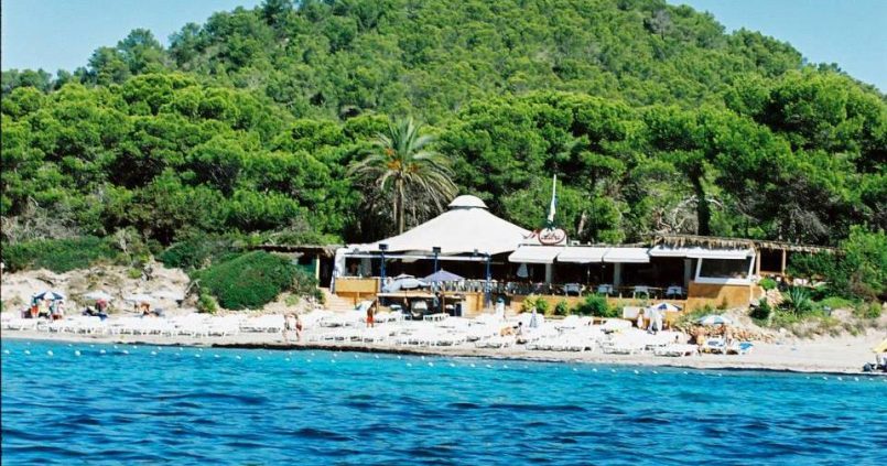 Malibu Beach Club aan het strand van Salinas, Ibiza