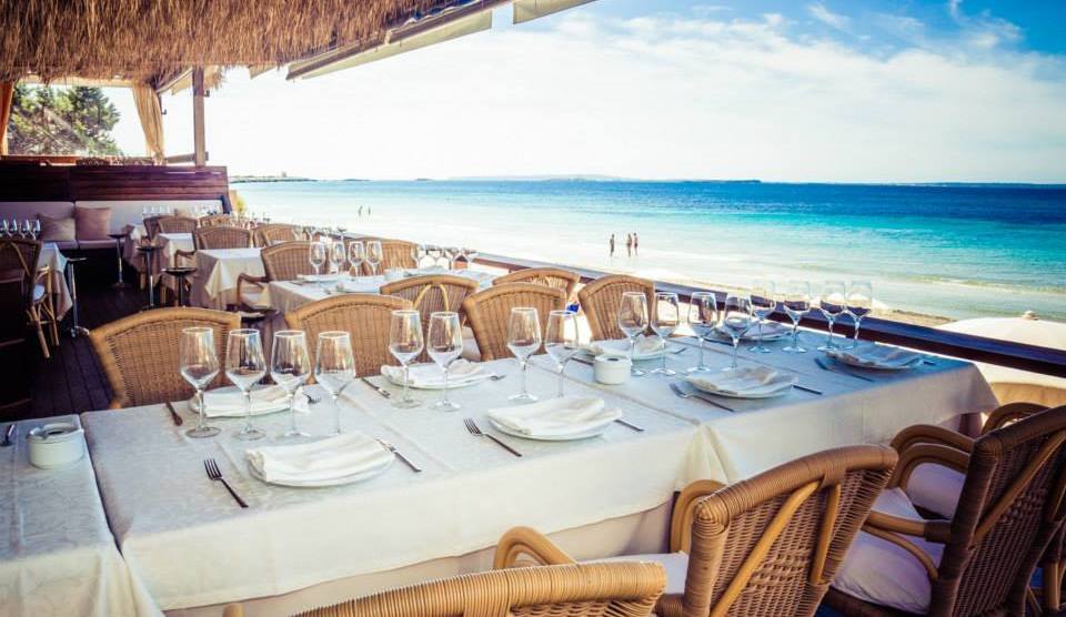 Malibu Ibiza: de bekende strandclub van Salinas 1 Het gedekte restaurantterras van Malibu met zeezicht