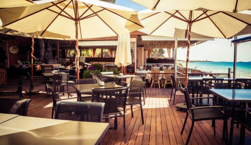 Malibu Ibiza: de bekende strandclub van Salinas 2 Het terras met parasols van Malibu op Salinas
