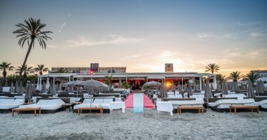Nassau Beach Club Ibiza: de chique pionier van Playa d'en Bossa 4 Nassau Beach Club bij zonsondergang aan Playa d'en Bossa