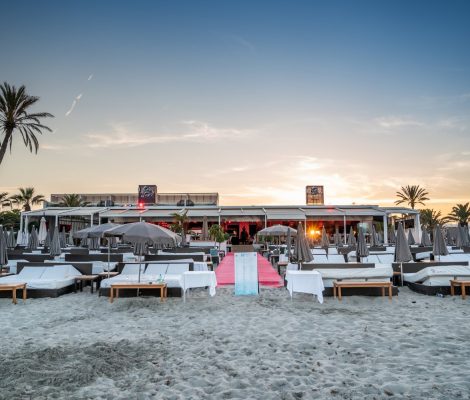 Nassau Beach Club bij zonsondergang aan Playa d'en Bossa