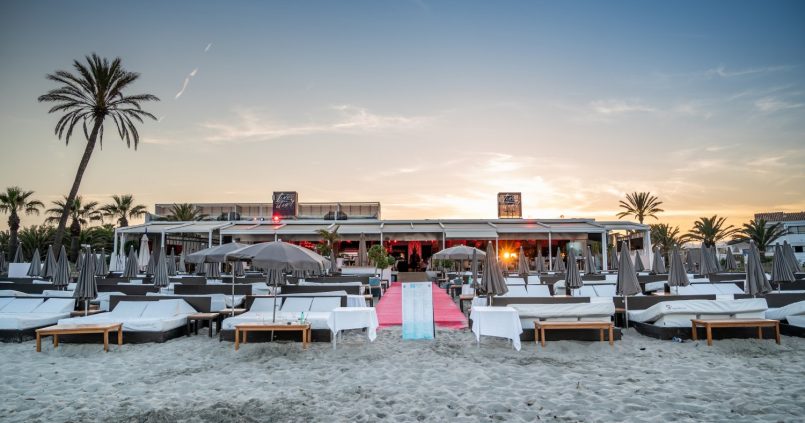 Nassau Beach Club bij zonsondergang aan Playa d'en Bossa