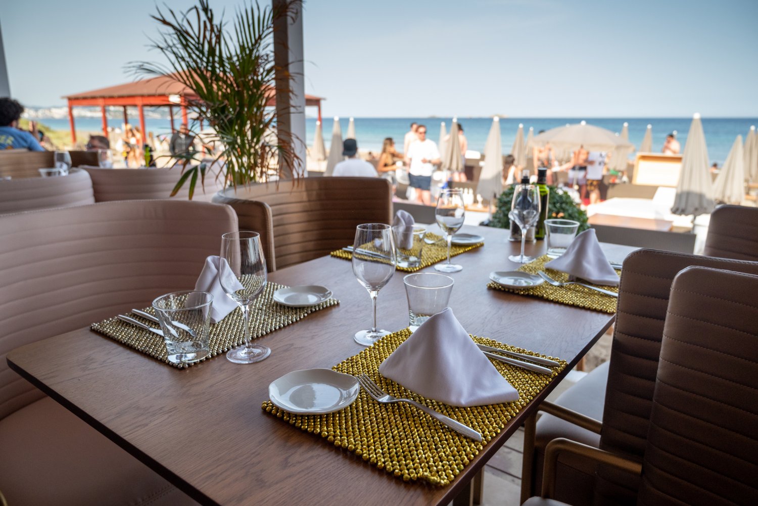 Nassau Beach Club Ibiza: de chique pionier van Playa d'en Bossa 1 Het restaurant van Nassau Beach Club met zeezicht