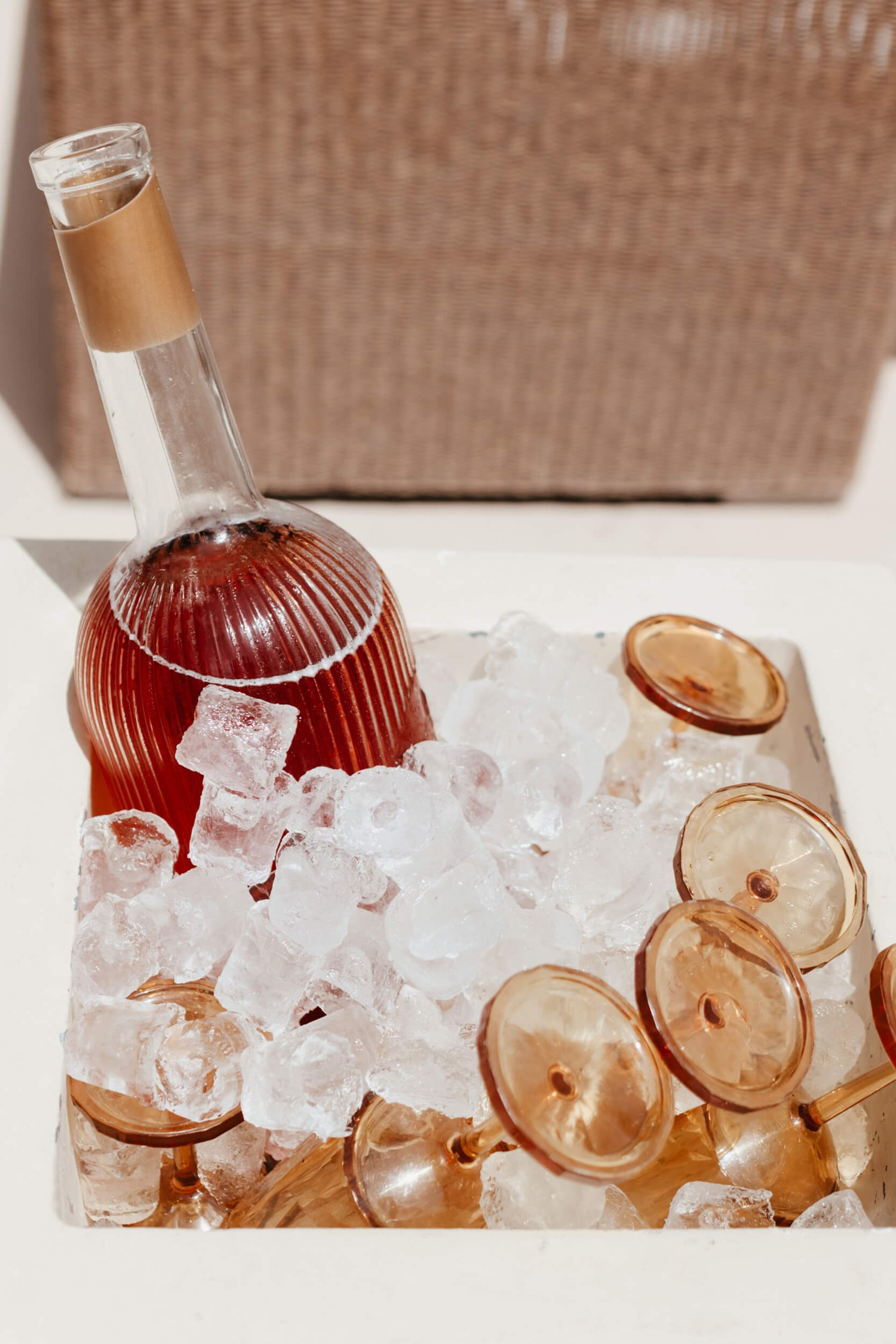 De champagnecultuur, met flessen op ijs.