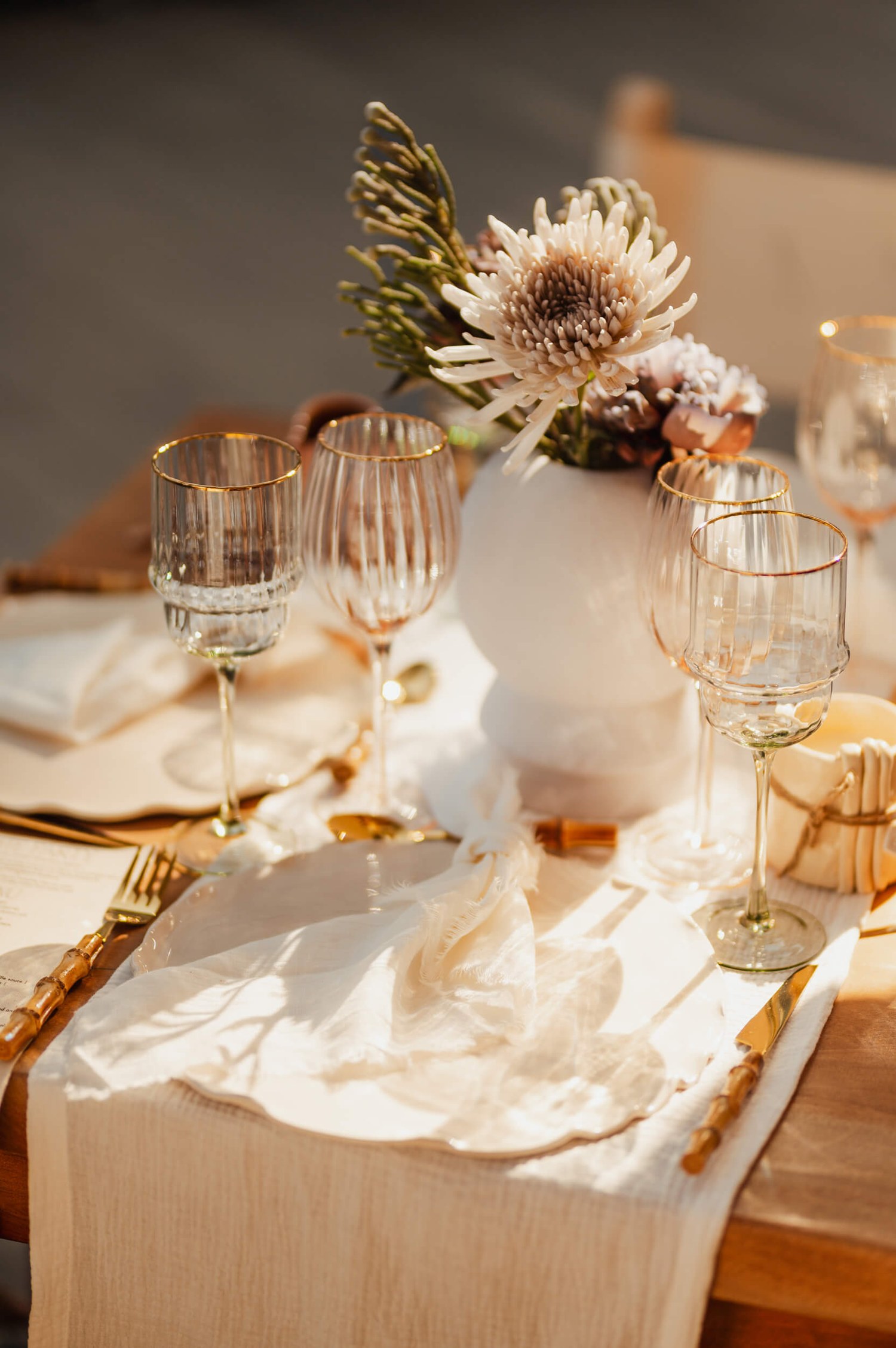 Verzorgde tafels en bloemen, klaar voor de avond.