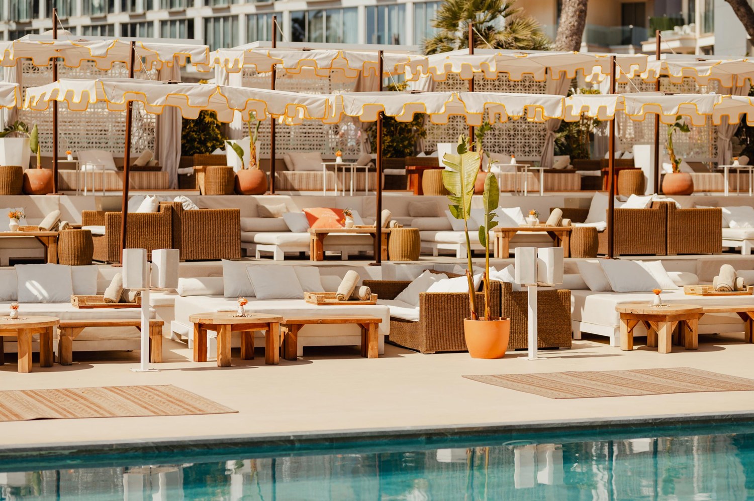 De rijen cabines en ligbedden, het herkenbare Nikki Beach-decor.