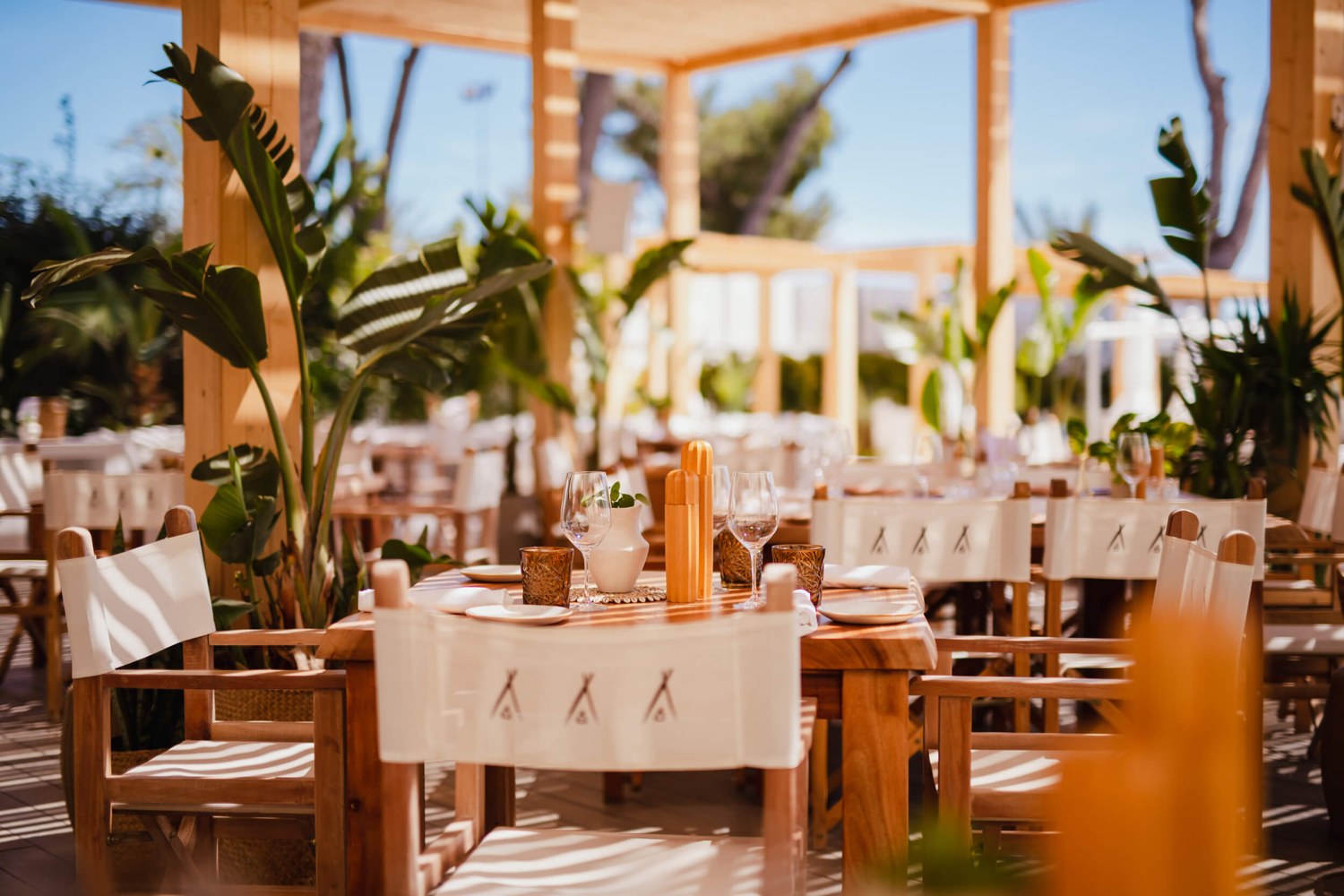 Het loungerestaurant met tafels tussen het groen.