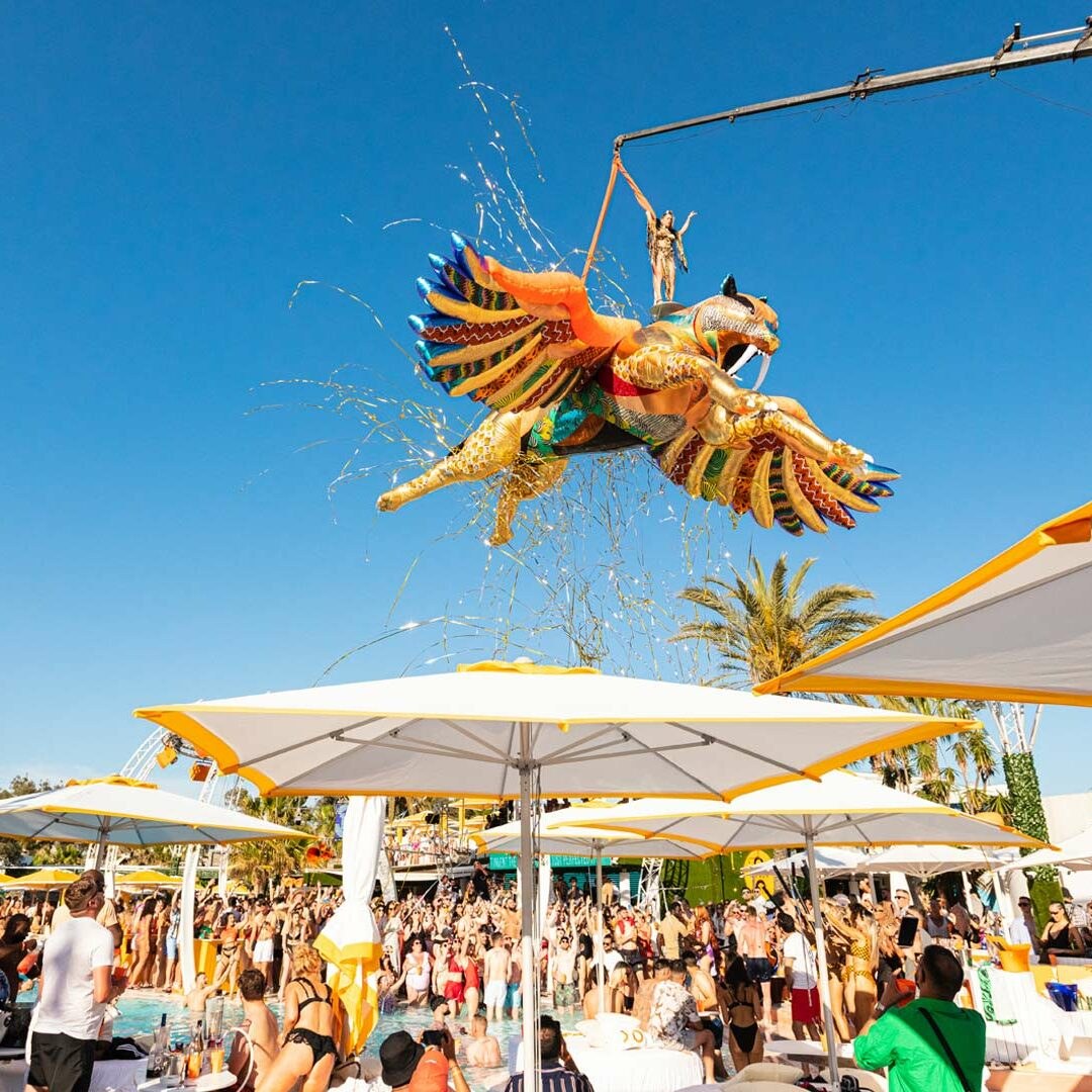 Acts en spektakel boven het zwembad tijdens de poolparty.