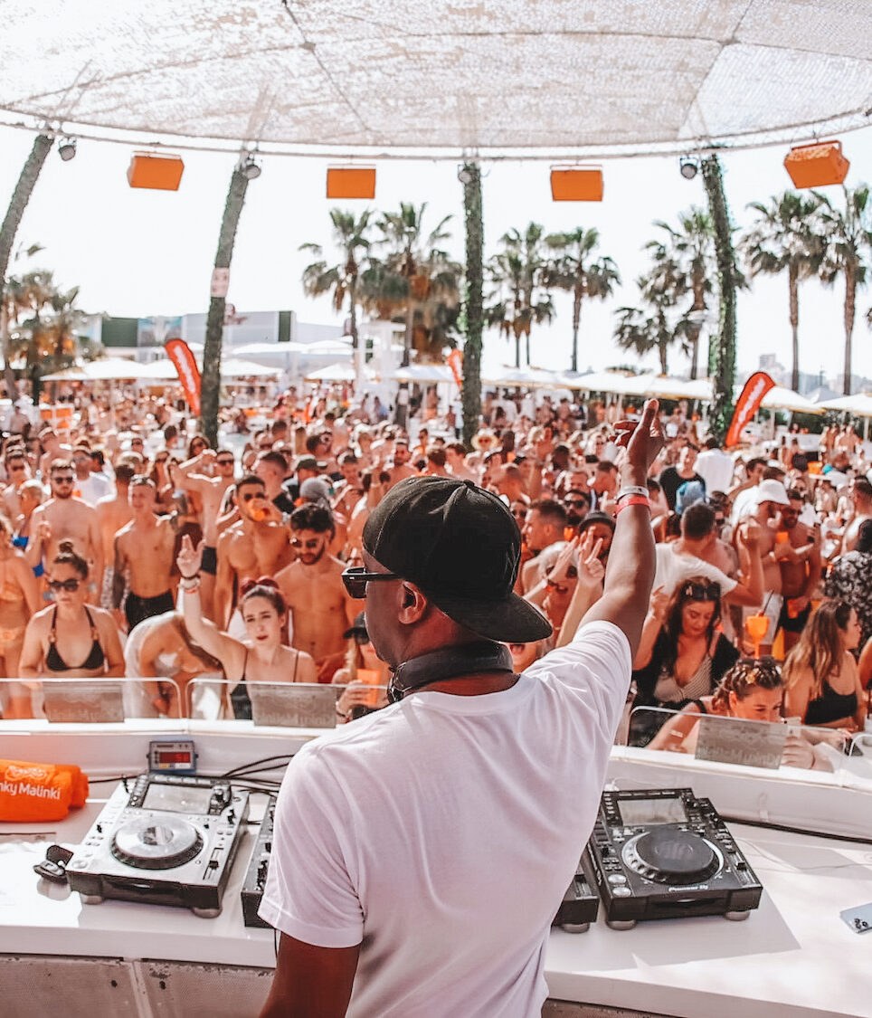 Overdag loopt de poolparty vol, met de dj centraal.