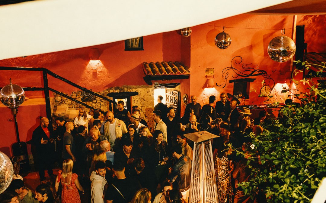 Feest in de patio van de finca, onder de discobal.
