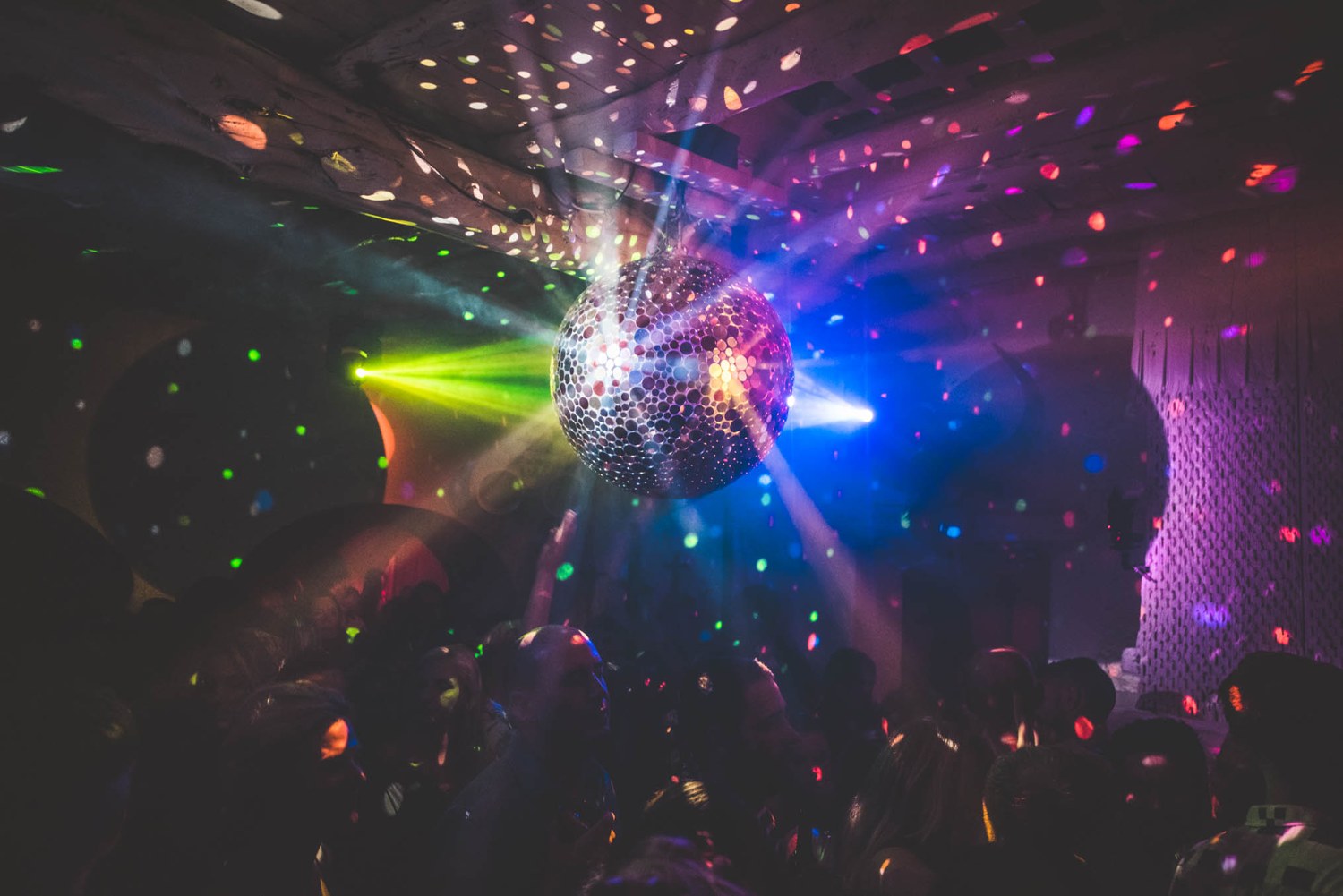 Discobal en licht, het decor van legendarische feesten.