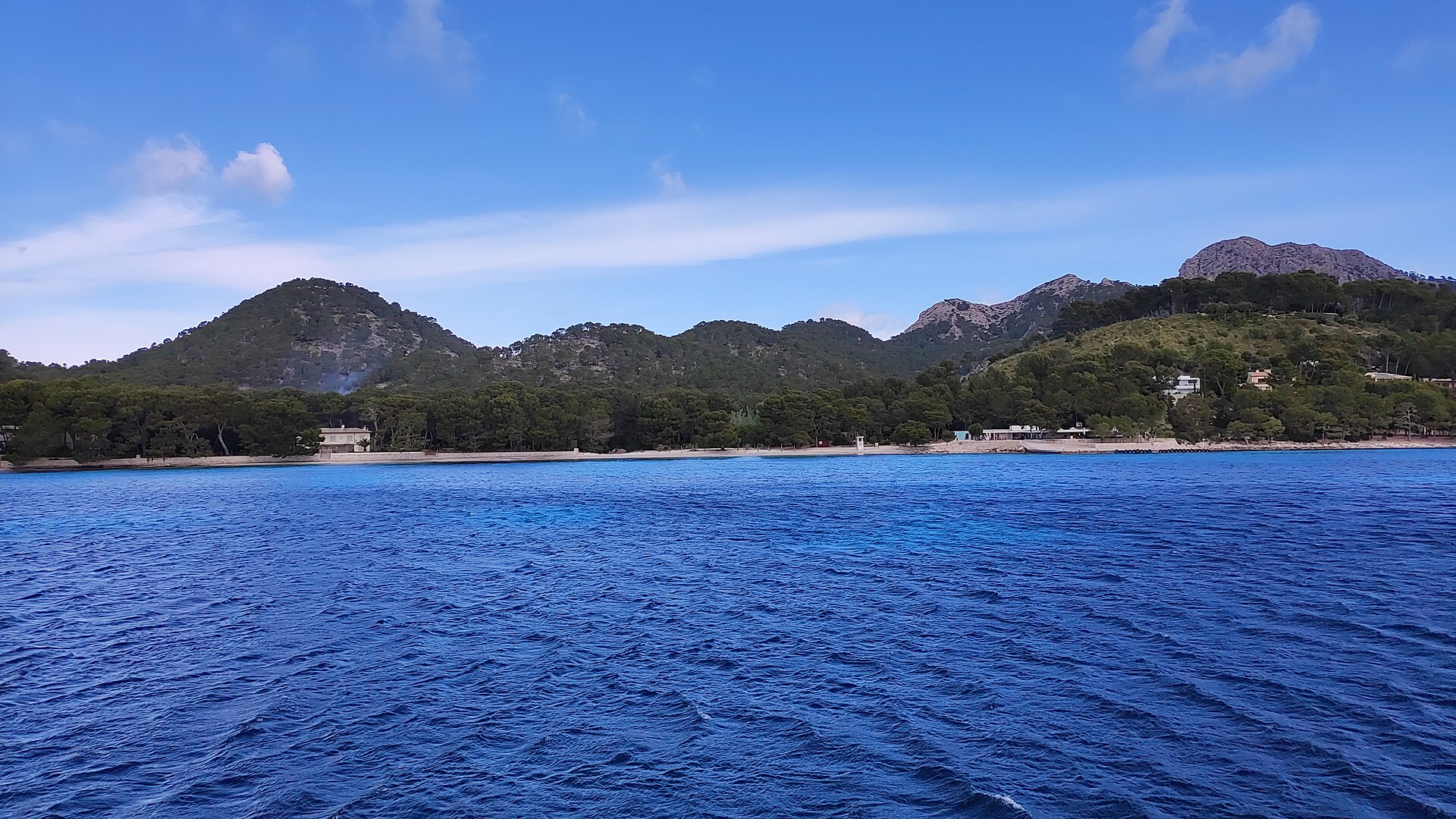 De baai van Platja de Formentor met bergen van de Tramuntana