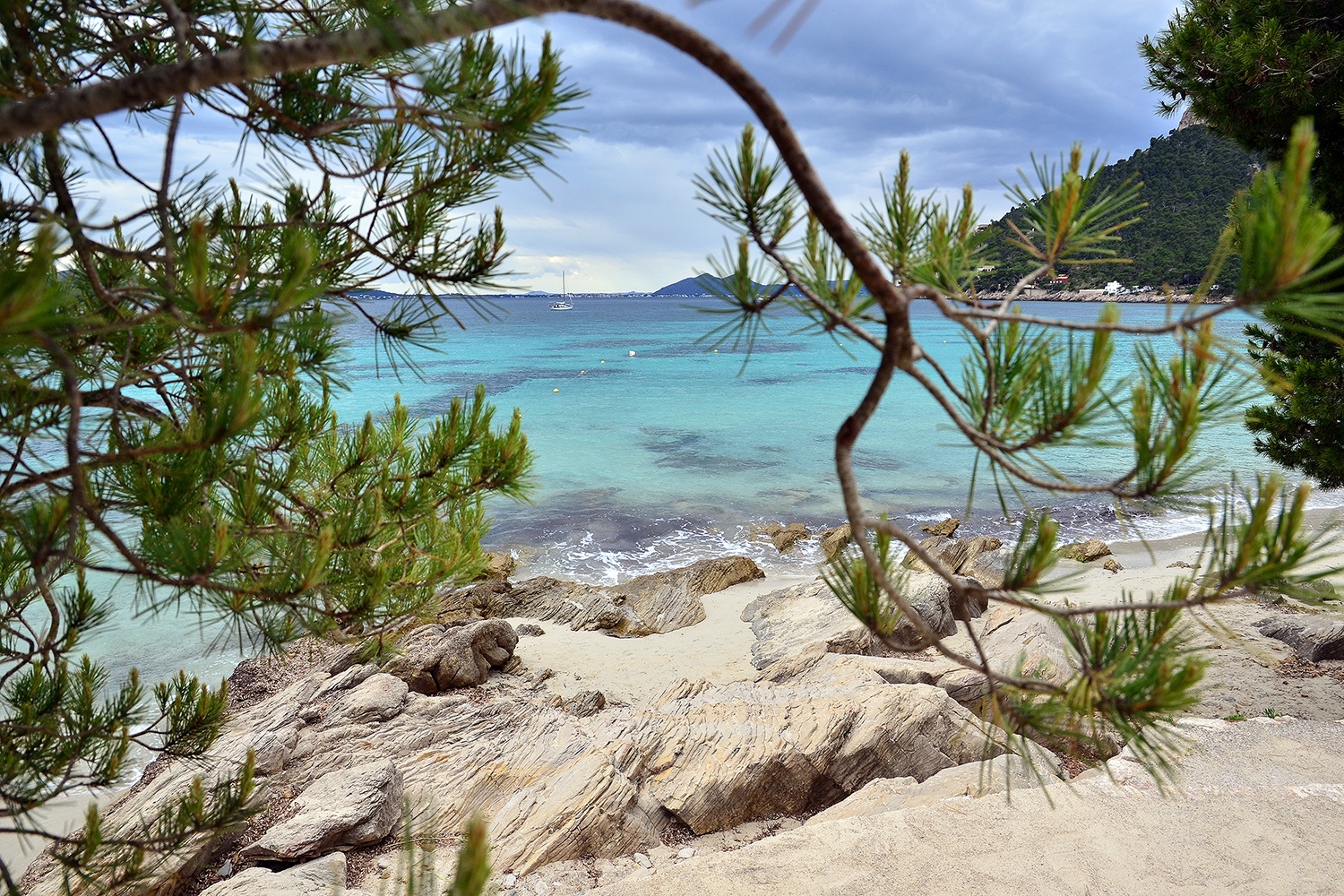 De baai van Platja de Formentor met bergen van de Tramuntana