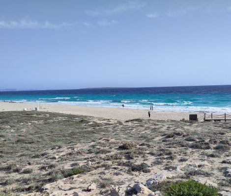 Platja de Llevant op Formentera, breed wit strand met turquoise water en duinen