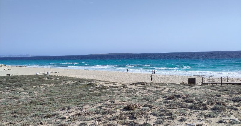 Platja de Llevant op Formentera, breed wit strand met turquoise water en duinen