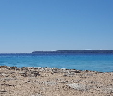 Platja de Migjorn aan de zuidkust van Formentera, blauw water met Cap de Barbaria