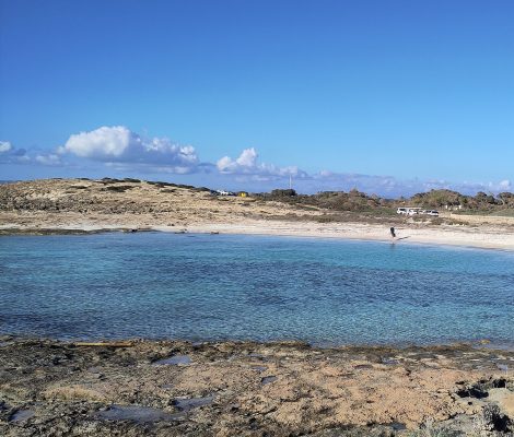 Platja del Carregador op Formentera, turquoise ondiep water over rotsen bij de zoutpannen