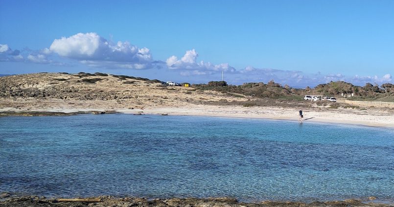 Platja del Carregador op Formentera, turquoise ondiep water over rotsen bij de zoutpannen