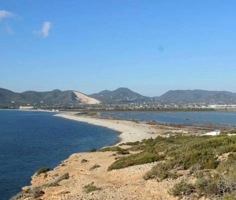 Platja des Codolar, het lange kiezelstrand aan de zuidkust van Ibiza met Salinas