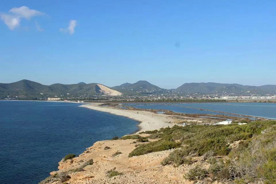 Grijze kiezels en helder water bij Platja des Codolar, Ibiza