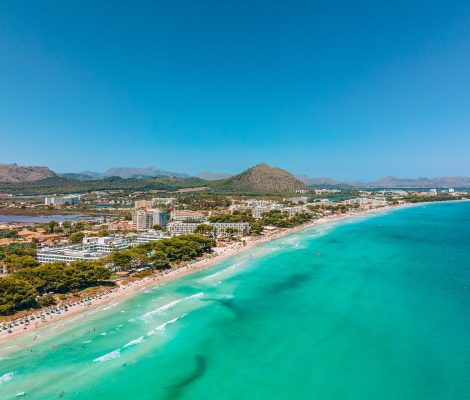 Luchtshot van Playa de Muro aan de baai van Alcúdia, Mallorca, met turquoise water