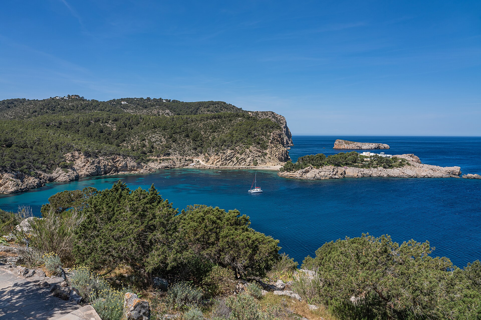 Panorama van de baai van Port de Sant Miquel met jacht en eilandje