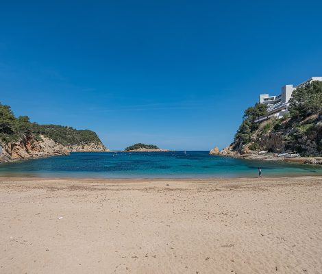 Port de Sant Miquel aan de noordkust van Ibiza, beschutte baai met zandstrand