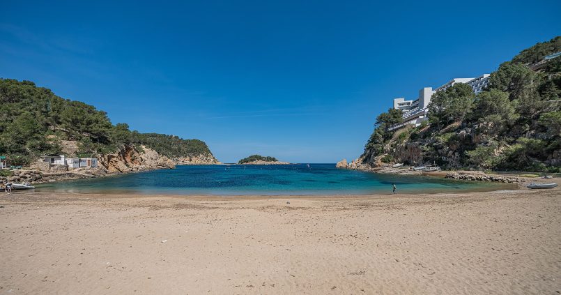 Port de Sant Miquel aan de noordkust van Ibiza, beschutte baai met zandstrand